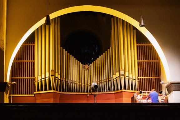 Thomas an der Kirchenorgel beim Konzert in der Auferstehungskirche im 2. Set. Eine spontane Improvisation nach der Pause.